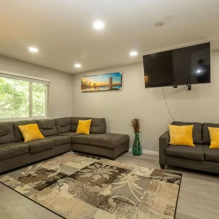 Close To Downtown Sleeps 8 Private Backyard